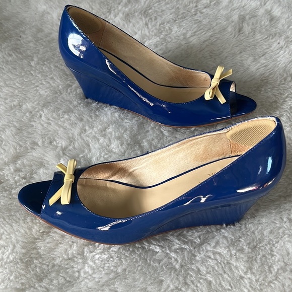 Kate spade royal blue patent peep toe wedge pump sz 9.5M - Picture 4 of 14